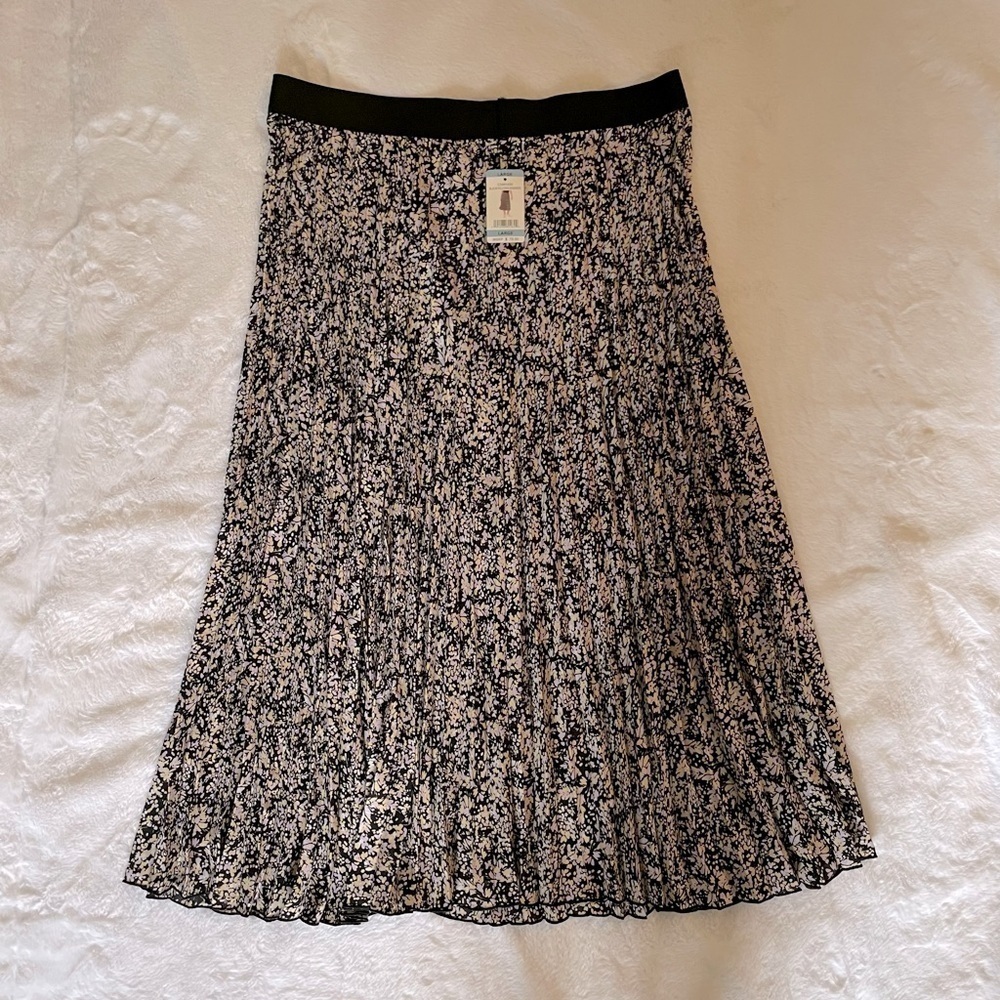 𝅺nwt Vince Camuto pleated skirt size L Color black yellow and lavender